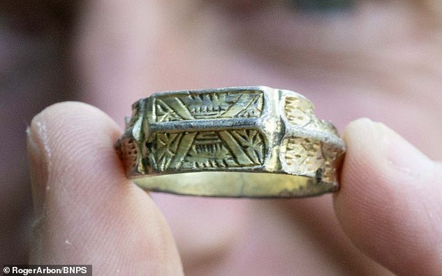 Štěstí v neštěstí: Nález prstenu z pozdního středověku málem skončil ostudou